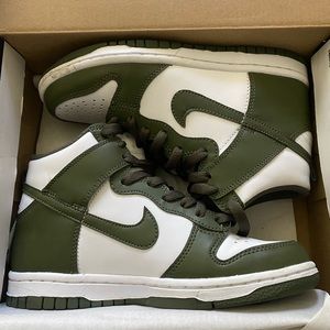 Air Jordan Nikes W 6 / 4.5 y